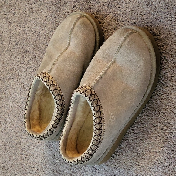 UGG Shoes - Tan Ugg Size 8 Tasman Slippers
